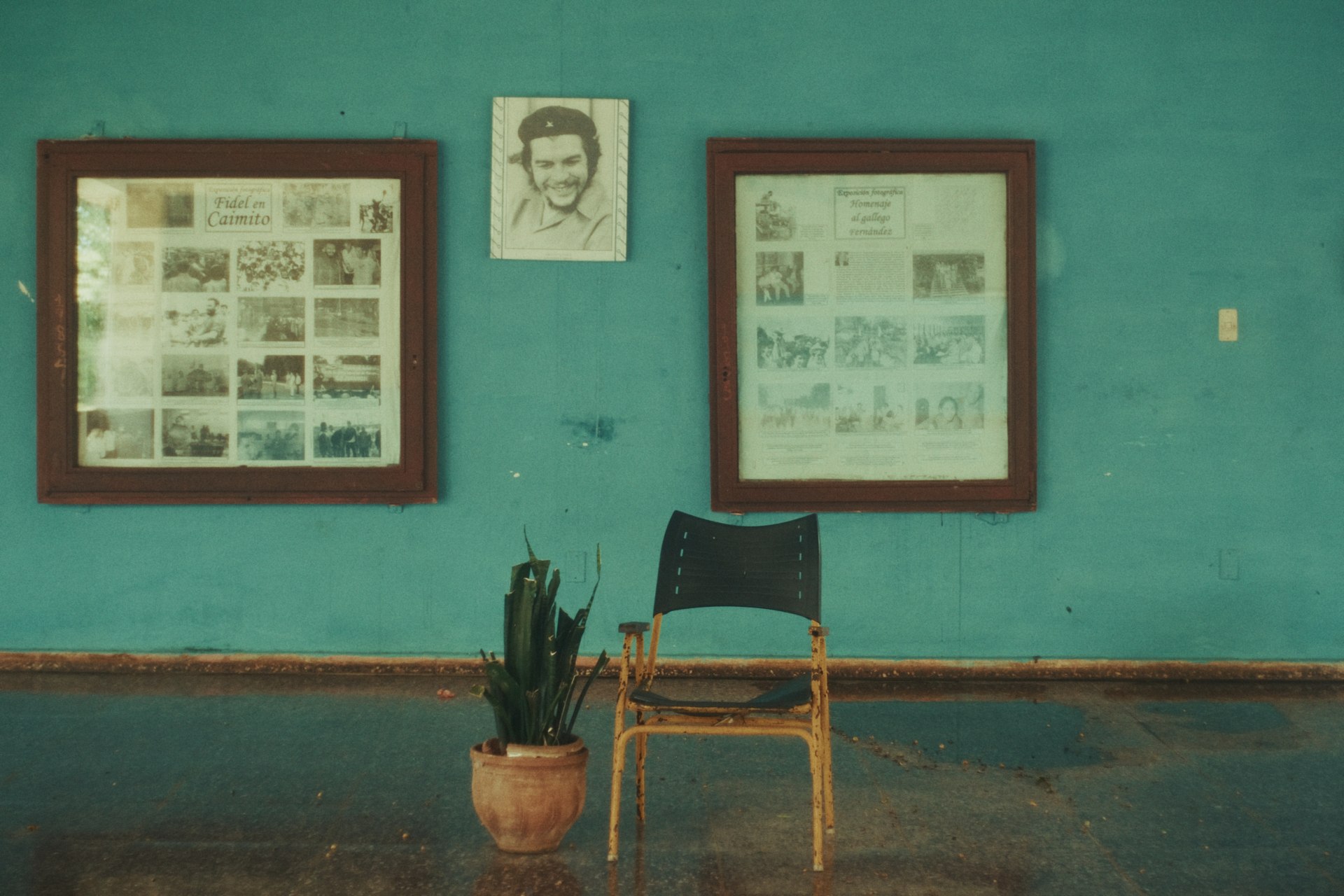 Un rincón del instituto con fotografías históricas y un retrato de Ernesto Che Guevara.