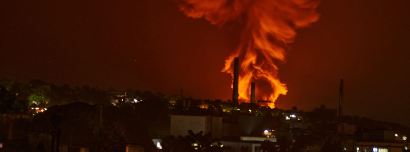 Imagen del incendio en la Base de Supertanqueros de Matanzas, ocurrido el 5 de agosto de 2022. (Foto: David López Cruz / Archivo Periodismo de Barrio).