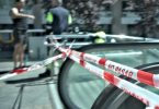 Cinta de “No pasar” bloquea una escalera mecánica en una calle urbana.