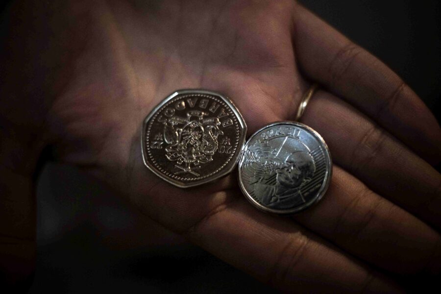 Las monedas de los países que atravesó para llegar a Argentina. Foto: Ella Fernández.