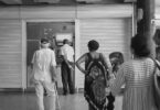 personas esperando frente a un cajero automático en La Habana